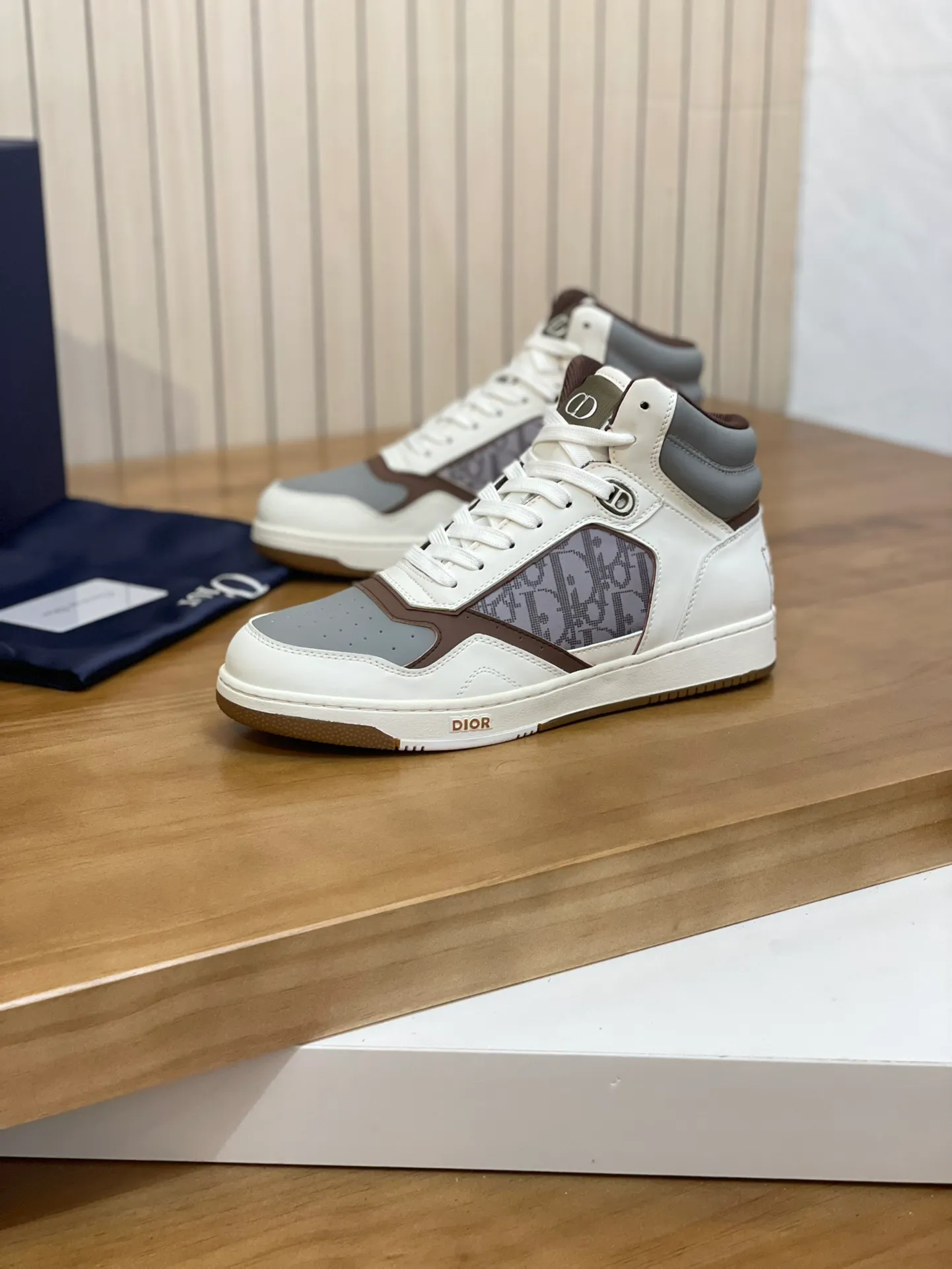 Men's shoes: 💰P460¥ Product trademark: Dior* "Dior*" high-top casual shoes Regular size: 38-44 (can be customized to 45.46) Product materials: Upper imported cowhide stitched with original fabric, breathable lining, original outsole. Number: 1006